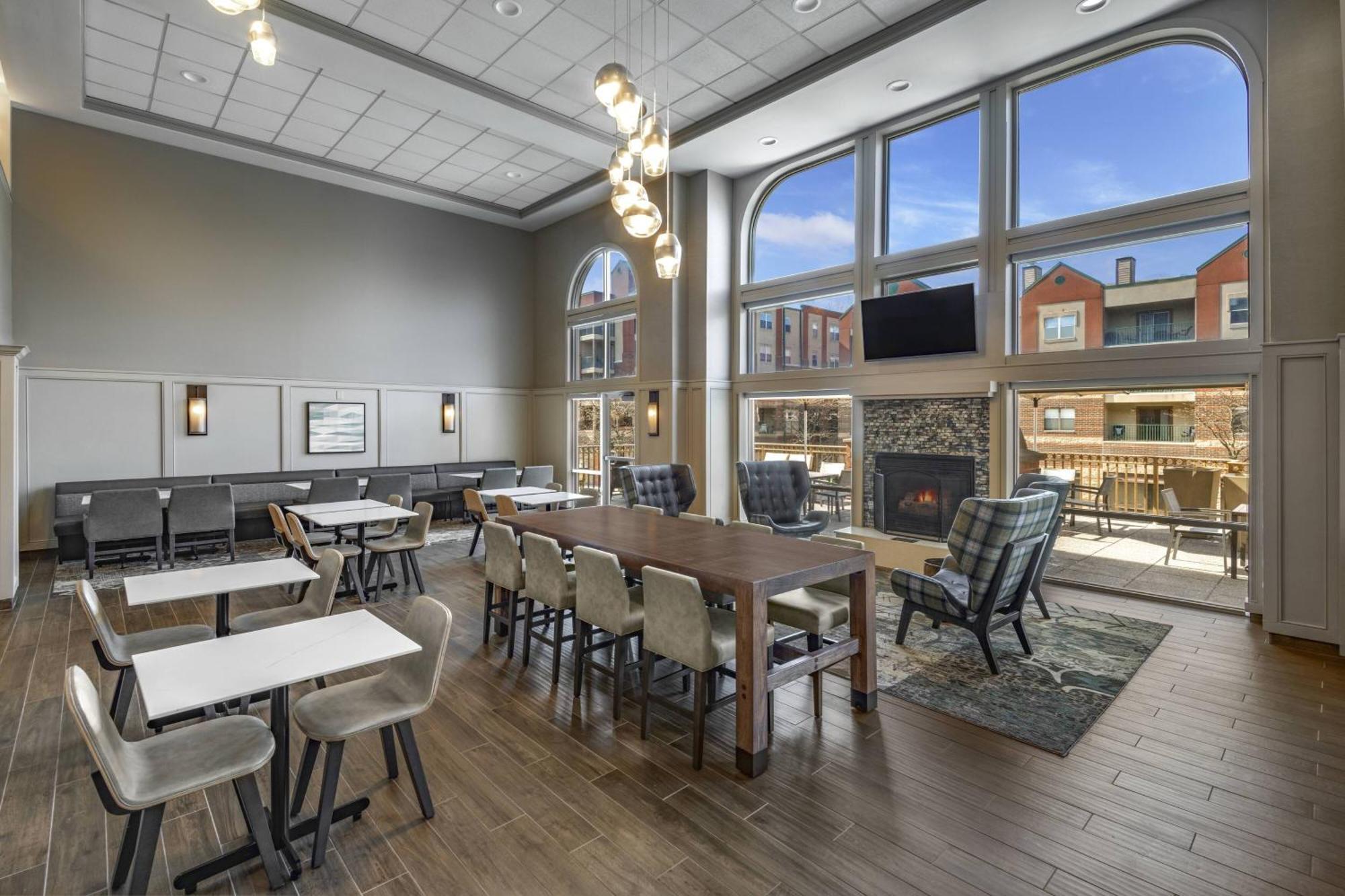 Residence Inn Indianapolis Downtown On The Canal Экстерьер фото