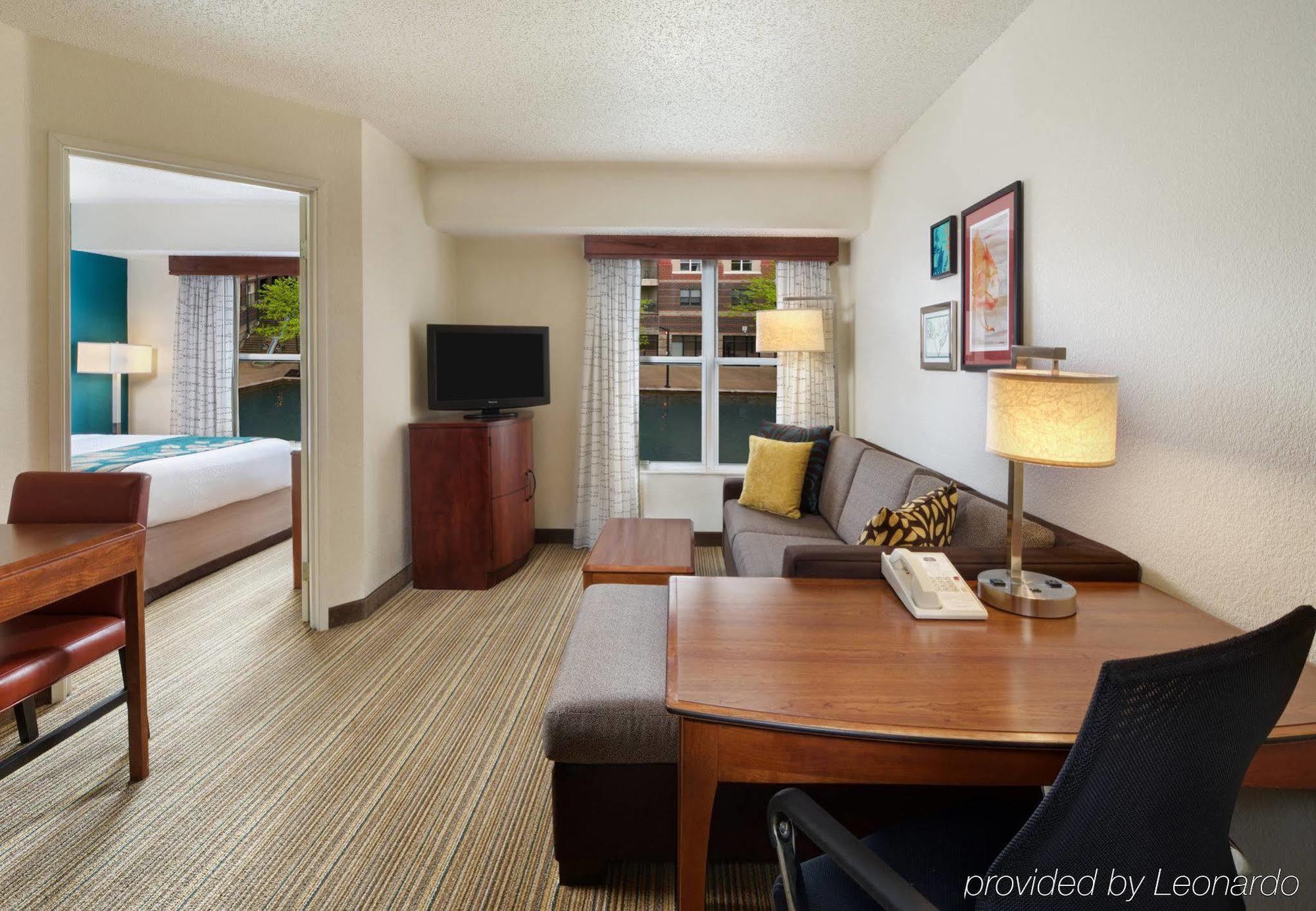 Residence Inn Indianapolis Downtown On The Canal Экстерьер фото